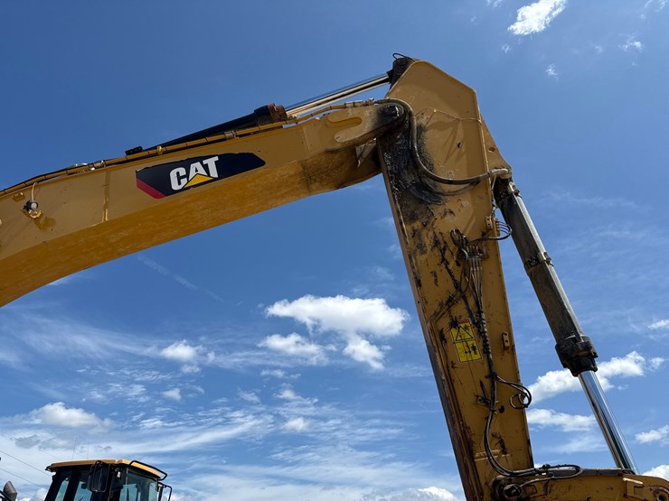 2019-caterpillar-352f-image-18