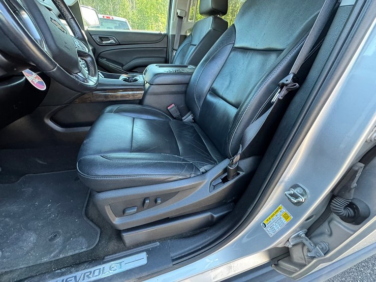 2017-chevrolet-suburban-image-25