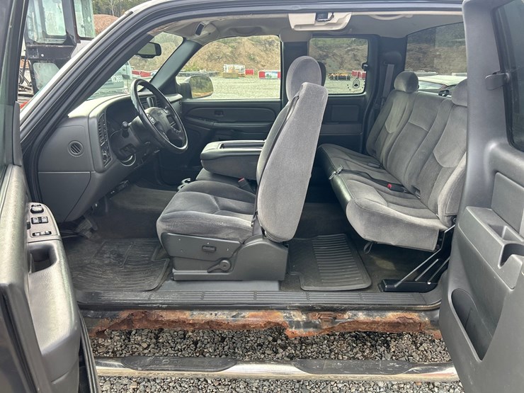2005-gmc-sierra-2500-image-44