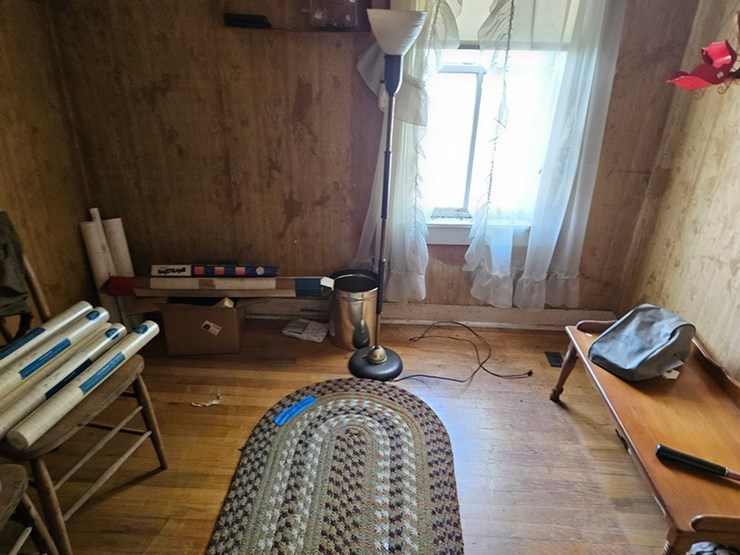 #8001-•-live-on-the-ground-house-hold-items-image-50