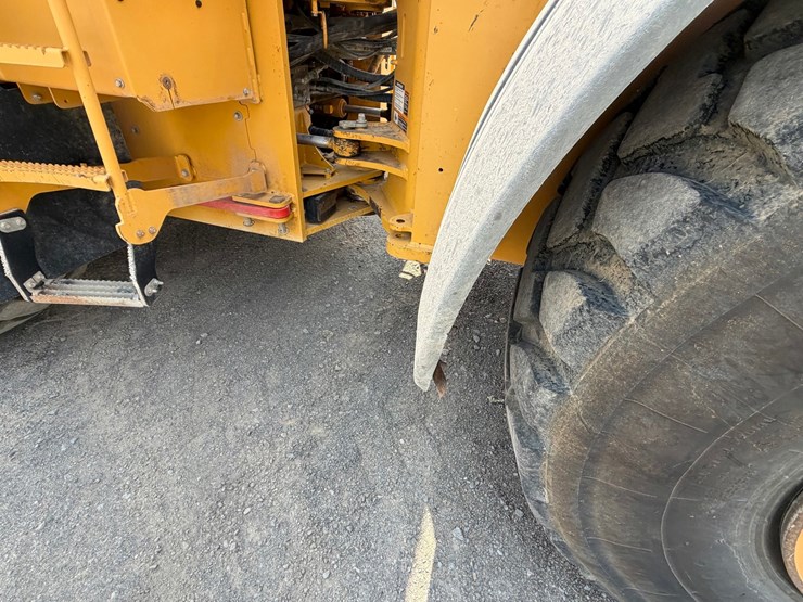 2019-deere-744k-image-28
