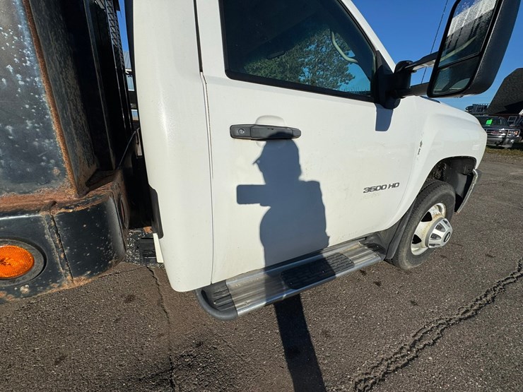 2014-chevrolet-3500-image-24