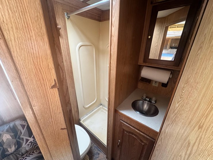 #8736-•-1996-hart-living-quarters-3-horse-trailer-image-13