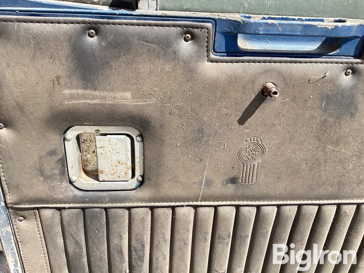 kenworth-front-passenger-side-bottom-latch-door-image-16