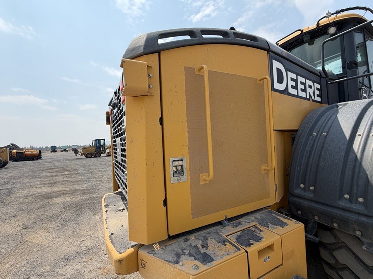 2019-deere-744k-image-45
