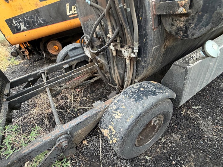 #2530-•-self-propelled-tar-wagon-image-11
