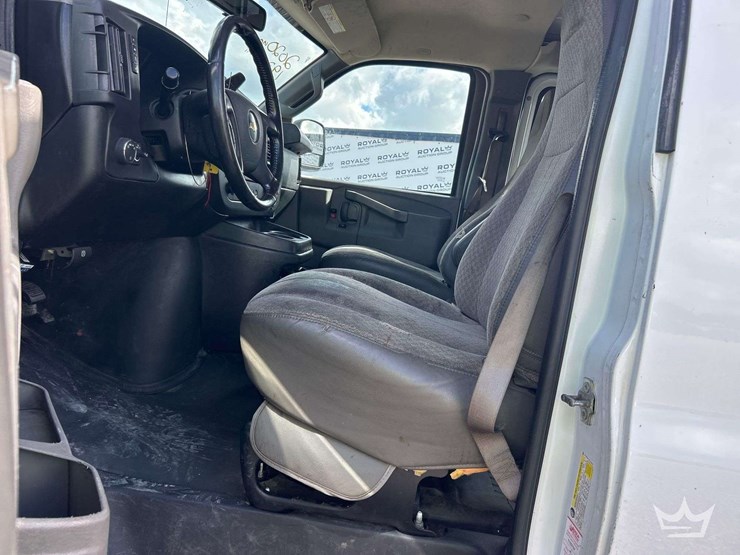 2020-chevrolet-express-2500-image-12