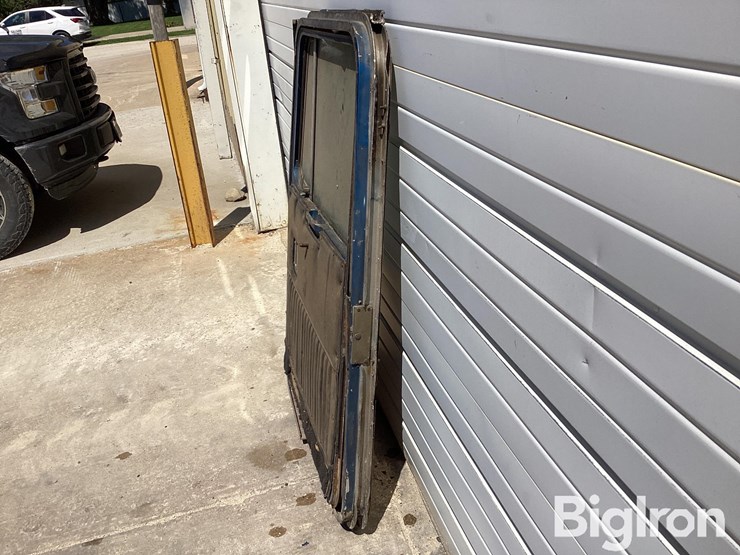 kenworth-front-passenger-side-bottom-latch-door-image-8