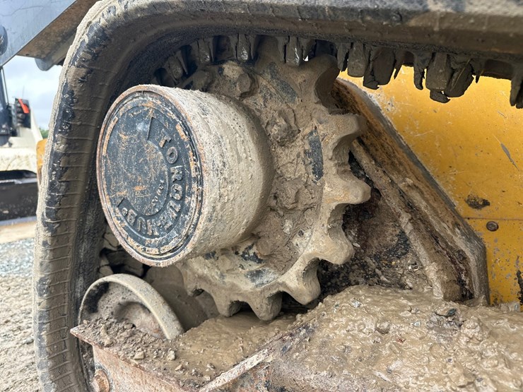 deere-323e-image-61
