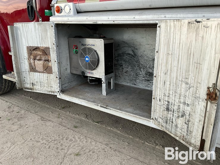 2013-freightliner-m2-106-image-17