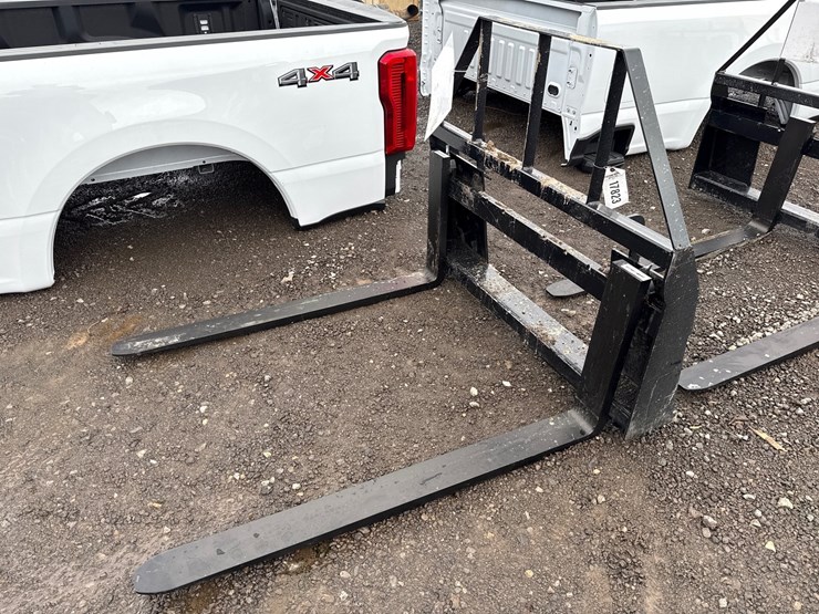 #6017-•-48"-skid-steer-pallet-forks-image-1