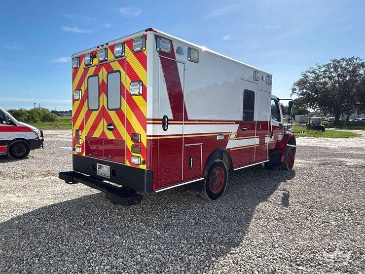 2016-freightliner-m2-106-image-3