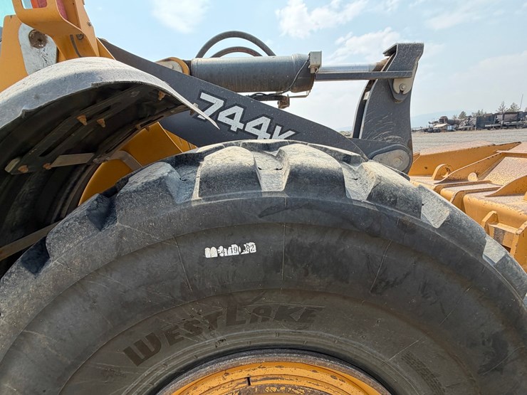 2019-deere-744k-image-89