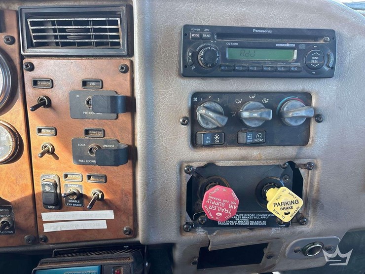 2008-peterbilt-335-image-15