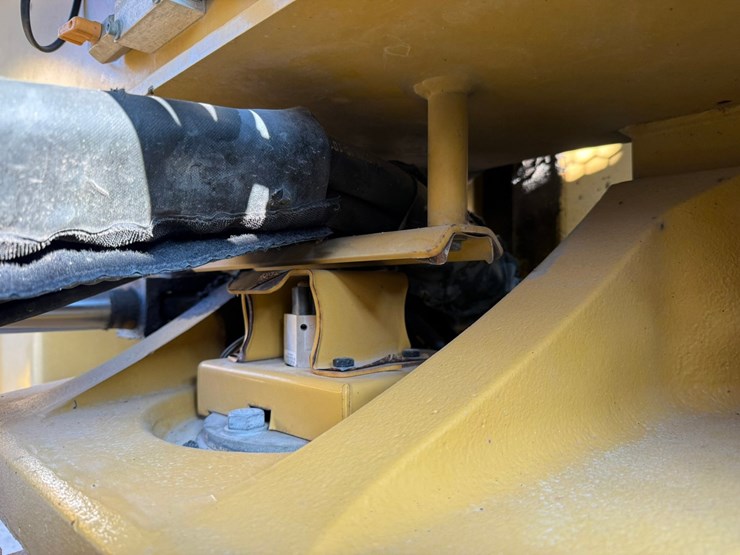 2015-caterpillar-cb66b-image-59