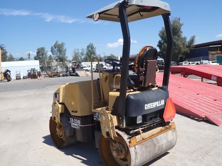 2002-caterpillar-cb-224d-image-4