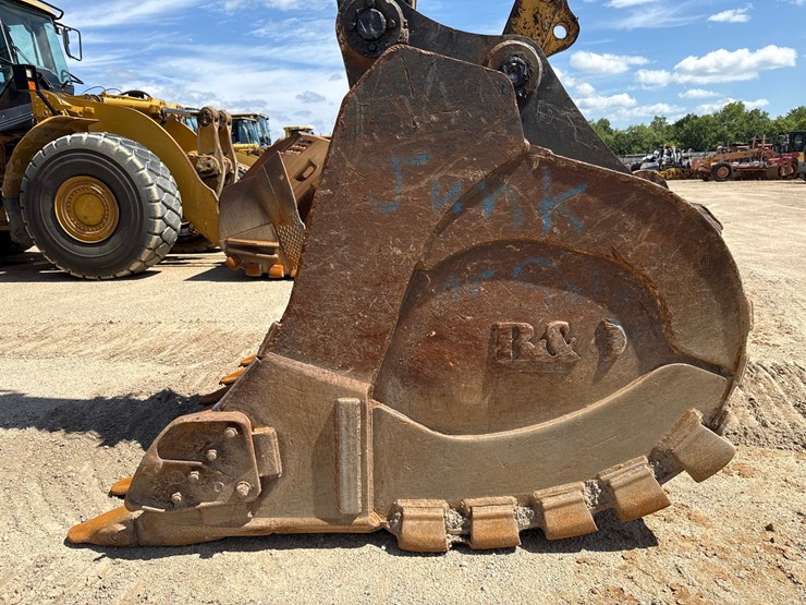 2019-caterpillar-352f-image-12