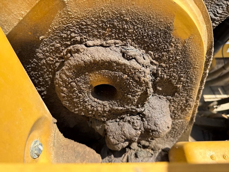 2019-caterpillar-352f-image-34