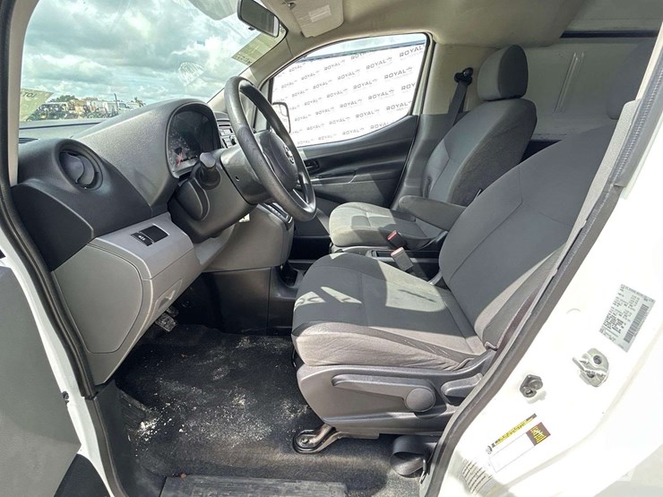2014-nissan-nv200-image-15