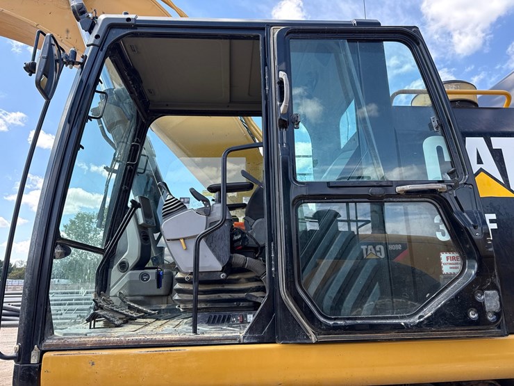 2019-caterpillar-352f-image-84