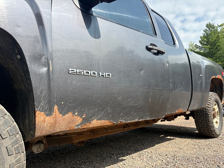 2010-chevrolet-silverado-2500-image-19