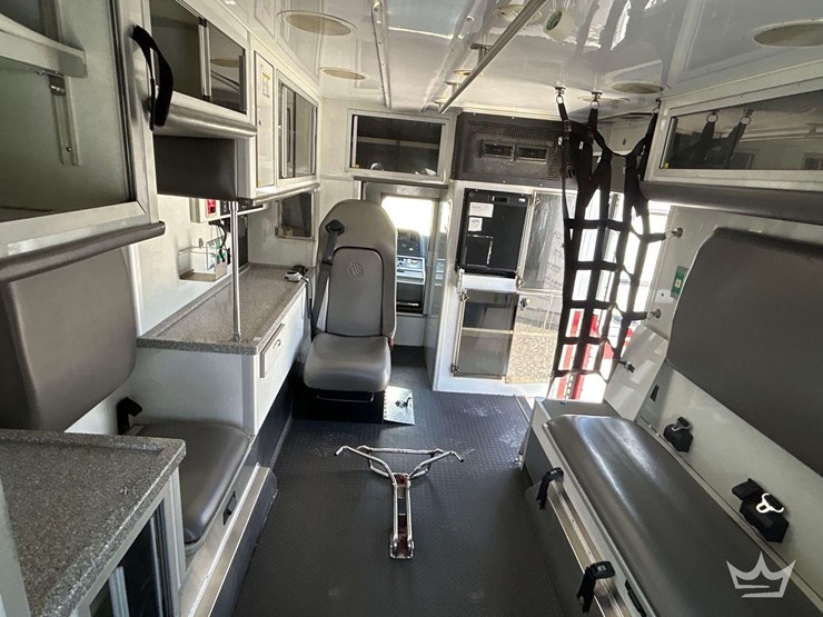 2015-freightliner-m2-106-image-41