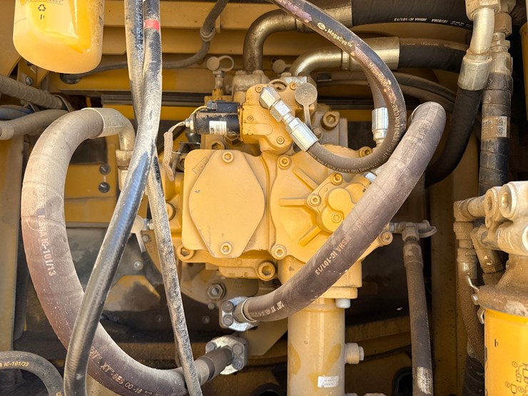2019-caterpillar-352f-image-65