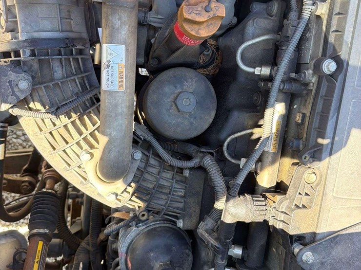 2016-freightliner-m2-112-t/a-day-cab-truck-tractor-image-15