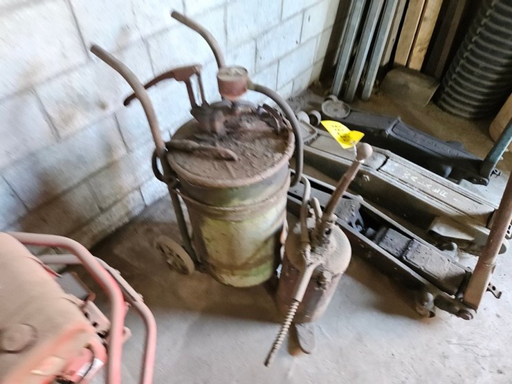 #8766-•-oil/grease-pumps-image-2
