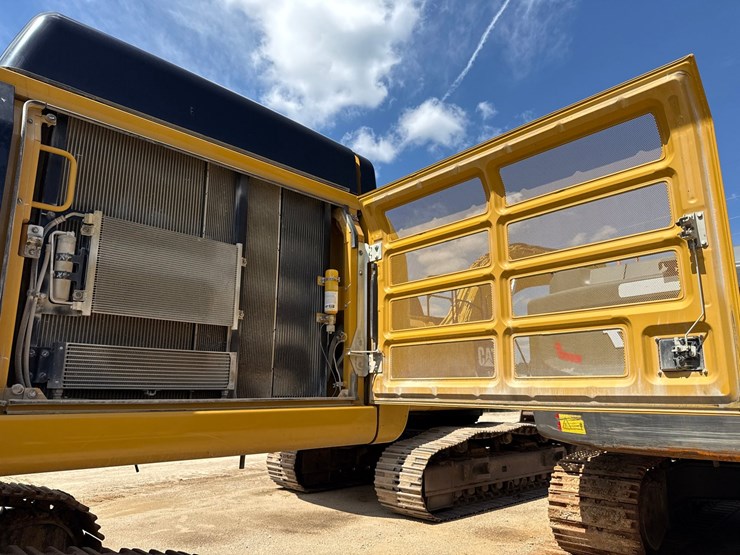 2019-caterpillar-352f-image-72