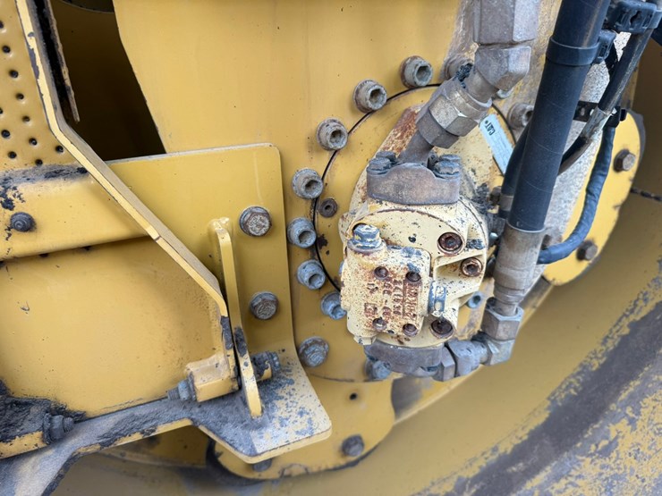2015-caterpillar-cb66b-image-74