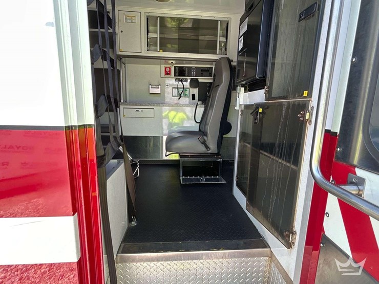 2015-freightliner-m2-106-image-36