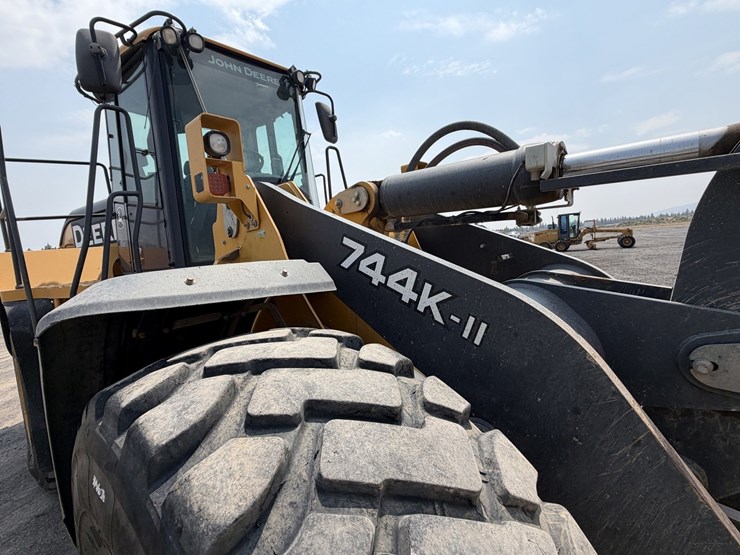 2019-deere-744k-image-25