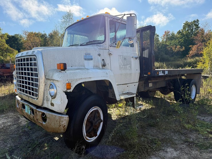1983-ford-800-image-1
