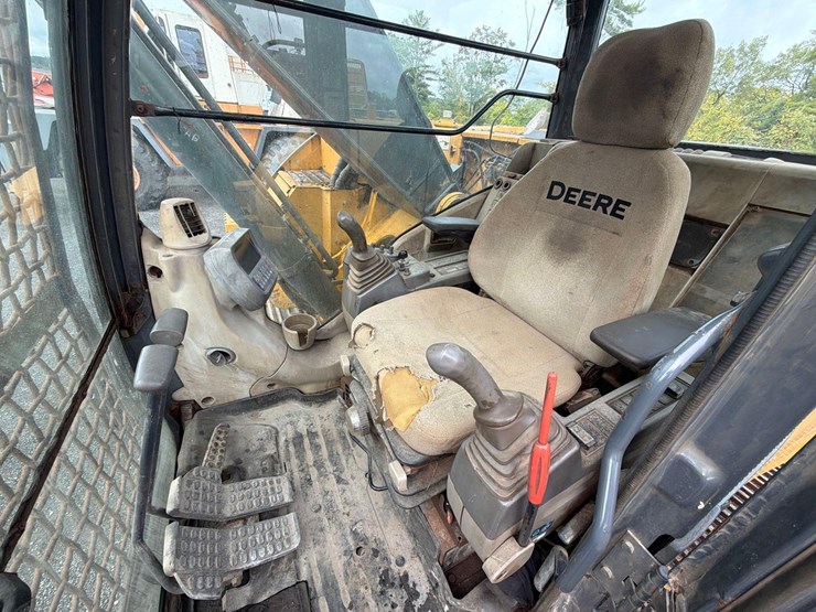 deere-225d-lc-image-27