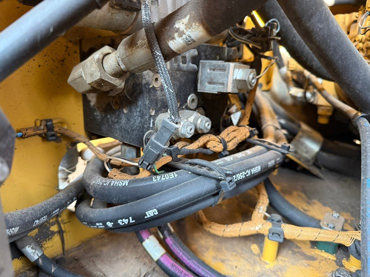 2015-caterpillar-cb66b-image-91