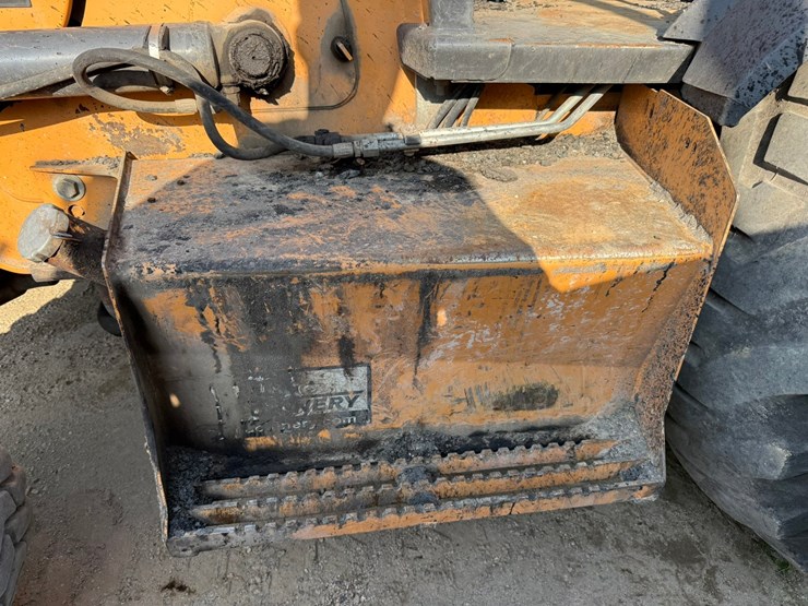 #2486-•-2015-case-570nep-skip-loader-image-28