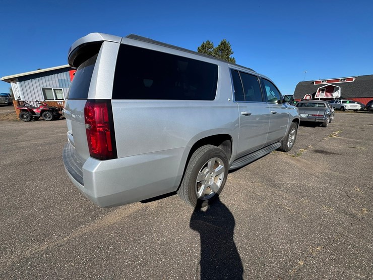 2017-chevrolet-suburban-image-4