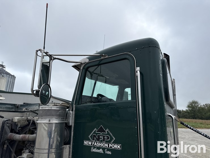 2013-peterbilt-388-image-11