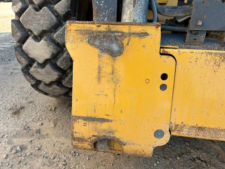 2021-deere-330g-image-25