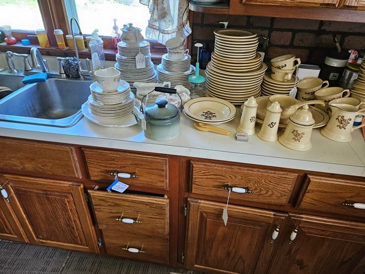 #8001-•-live-on-the-ground-house-hold-items-image-13
