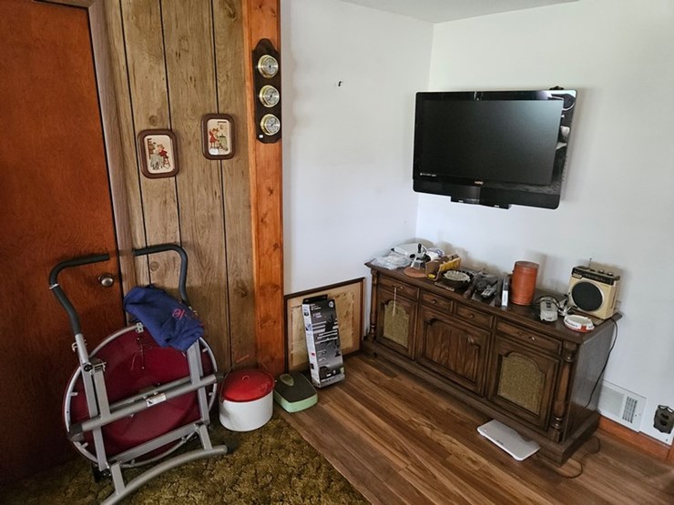 #8001-•-live-on-the-ground-house-hold-items-image-1