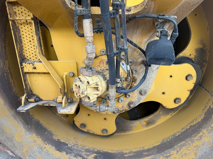 2015-caterpillar-cb66b-image-72