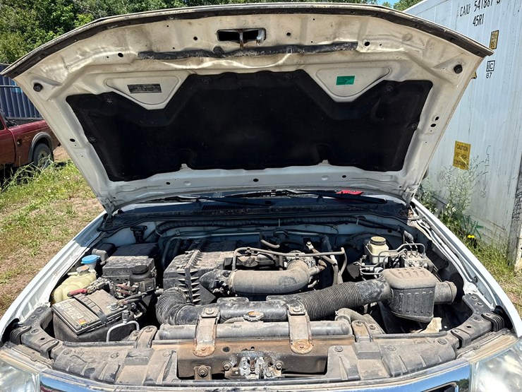 #1389-•-2017-nissan-pickup-truck-image-10