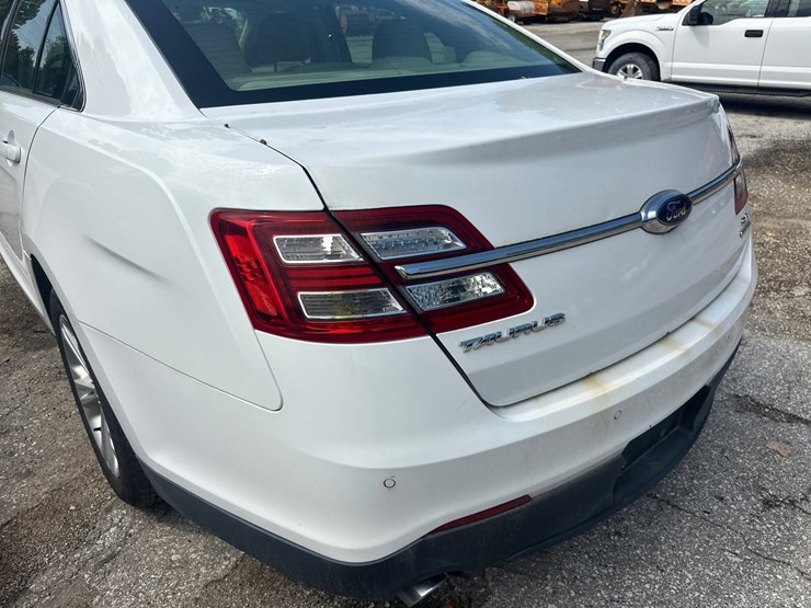 #2643-•-2015-ford-taurus-sedan-image-14