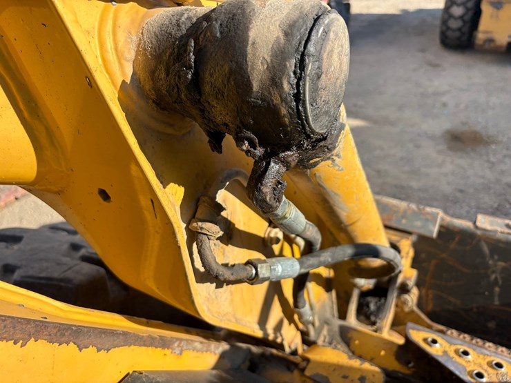 2003-john-deere-240-image-37