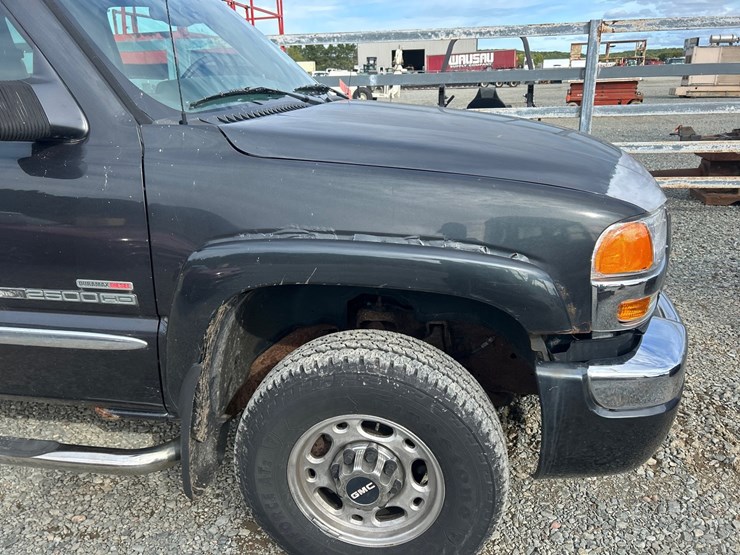 2005-gmc-sierra-2500-image-14