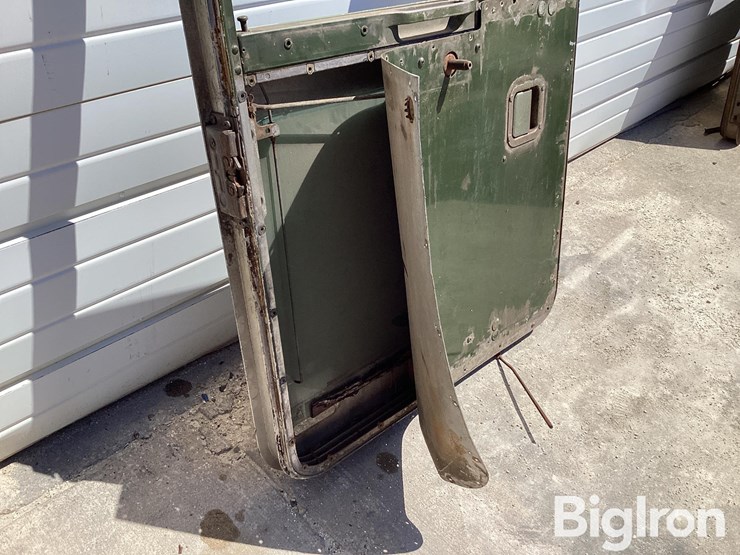 kenworth-driver-side-bottom-latch-handle-door-image-10