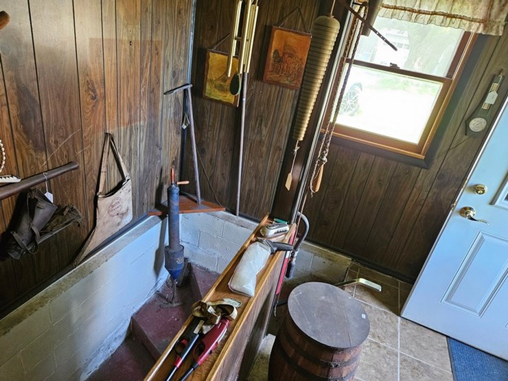 #8001-•-live-on-the-ground-house-hold-items-image-21