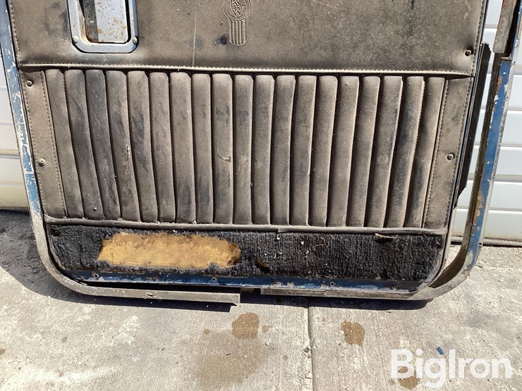 kenworth-front-passenger-side-bottom-latch-door-image-12